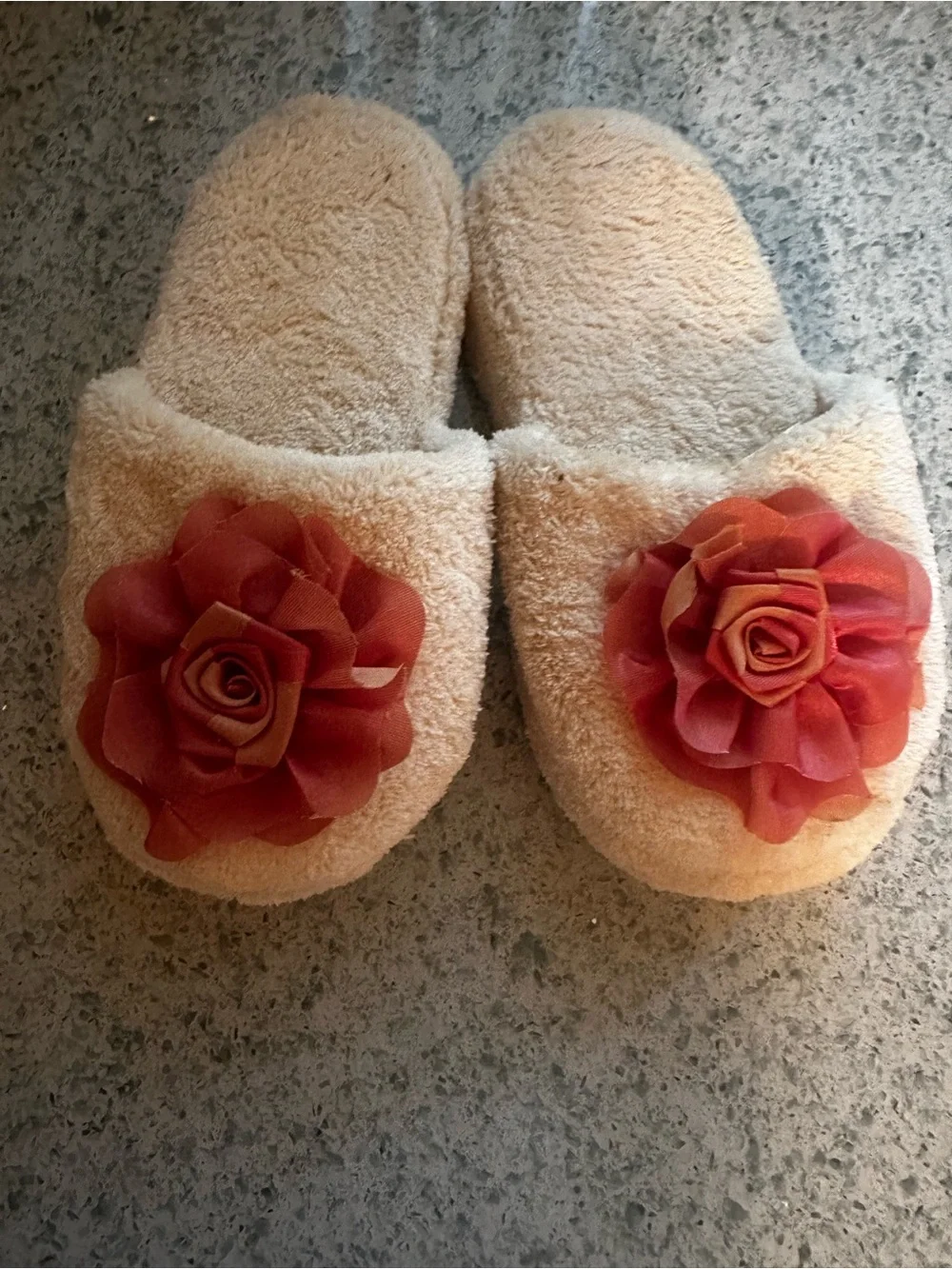 Plush Cream Women’s Spa Slippers with Coral Flower Accent size 6-7